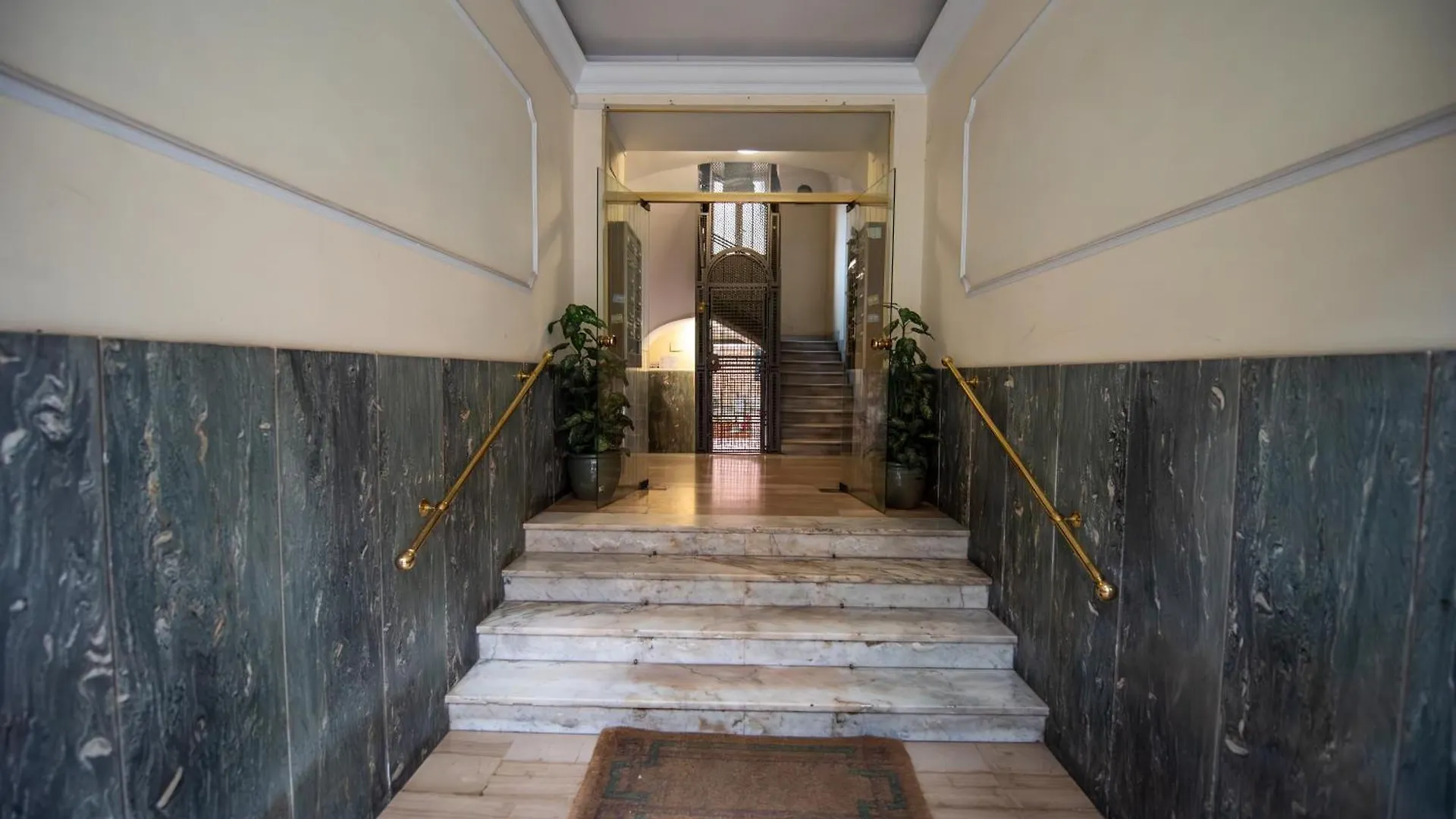 Benny Gold - Domus Romano Apartment